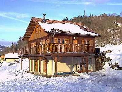 CHALET AVEC SALLE DE JEUX BABYFOOT, PLAYSTATION 2, JEU DE FLECHETTES AU CAL