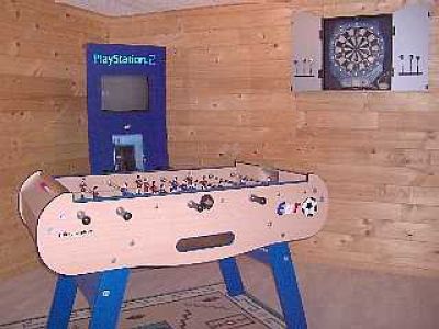 CHALET AVEC SALLE DE JEUX BABYFOOT, PLAYSTATION 2, JEU DE FLECHETTES AU CAL