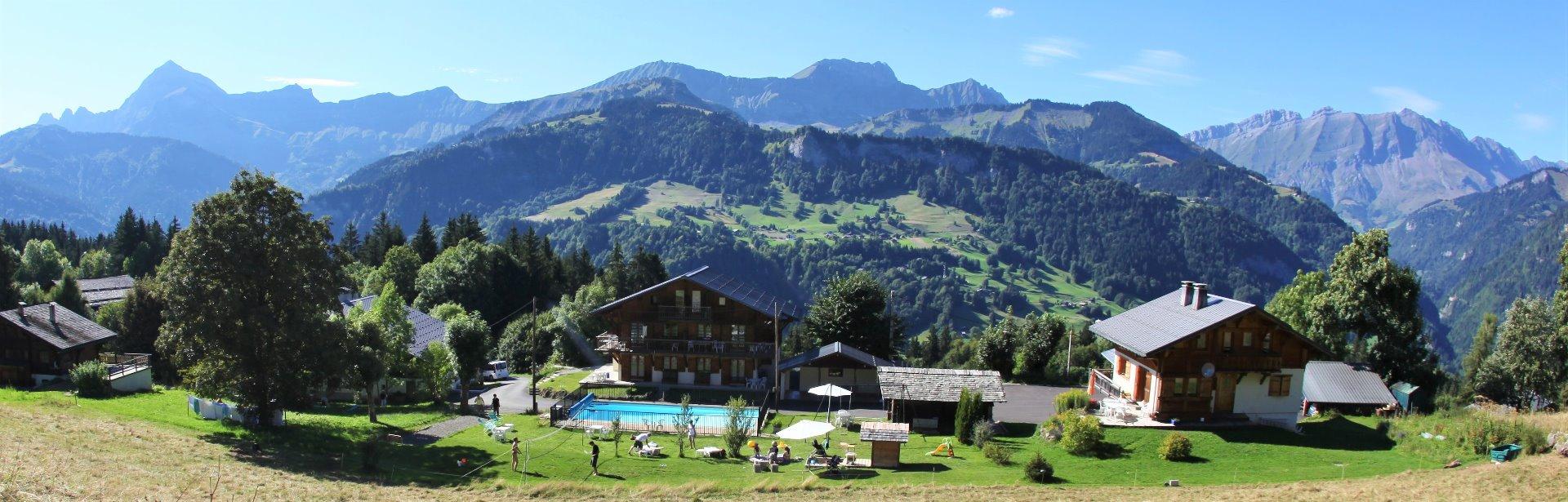 Les Bouquetins - Piscine chauffée (en été) et Piste de luge (hiver)