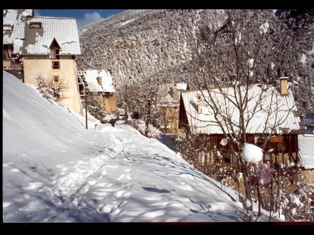 "LA MAISON DE SYLVIE" à CERVIERES  - village rural -                       