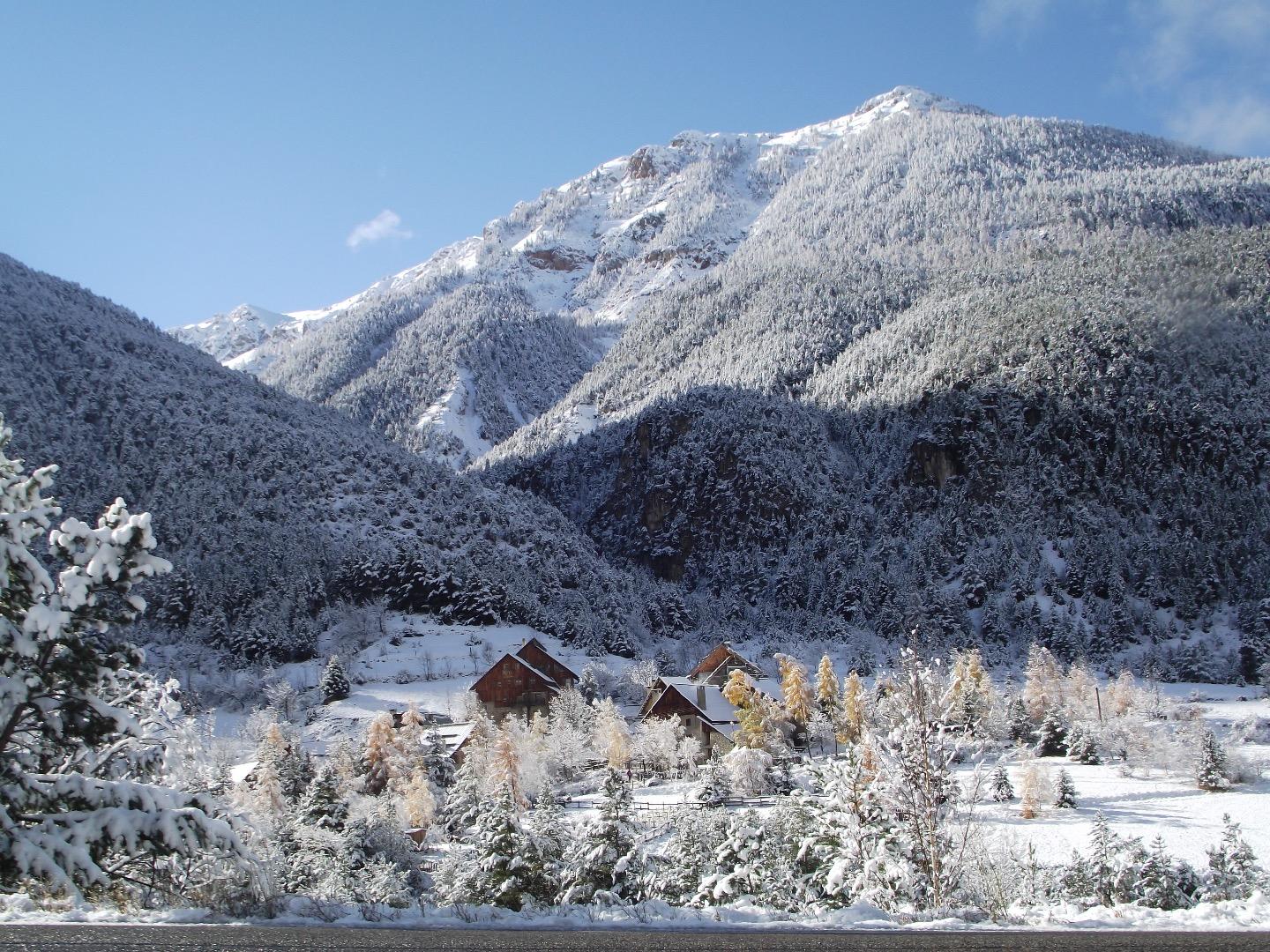 "LA MAISON DE SYLVIE" à CERVIERES  - village rural -                       