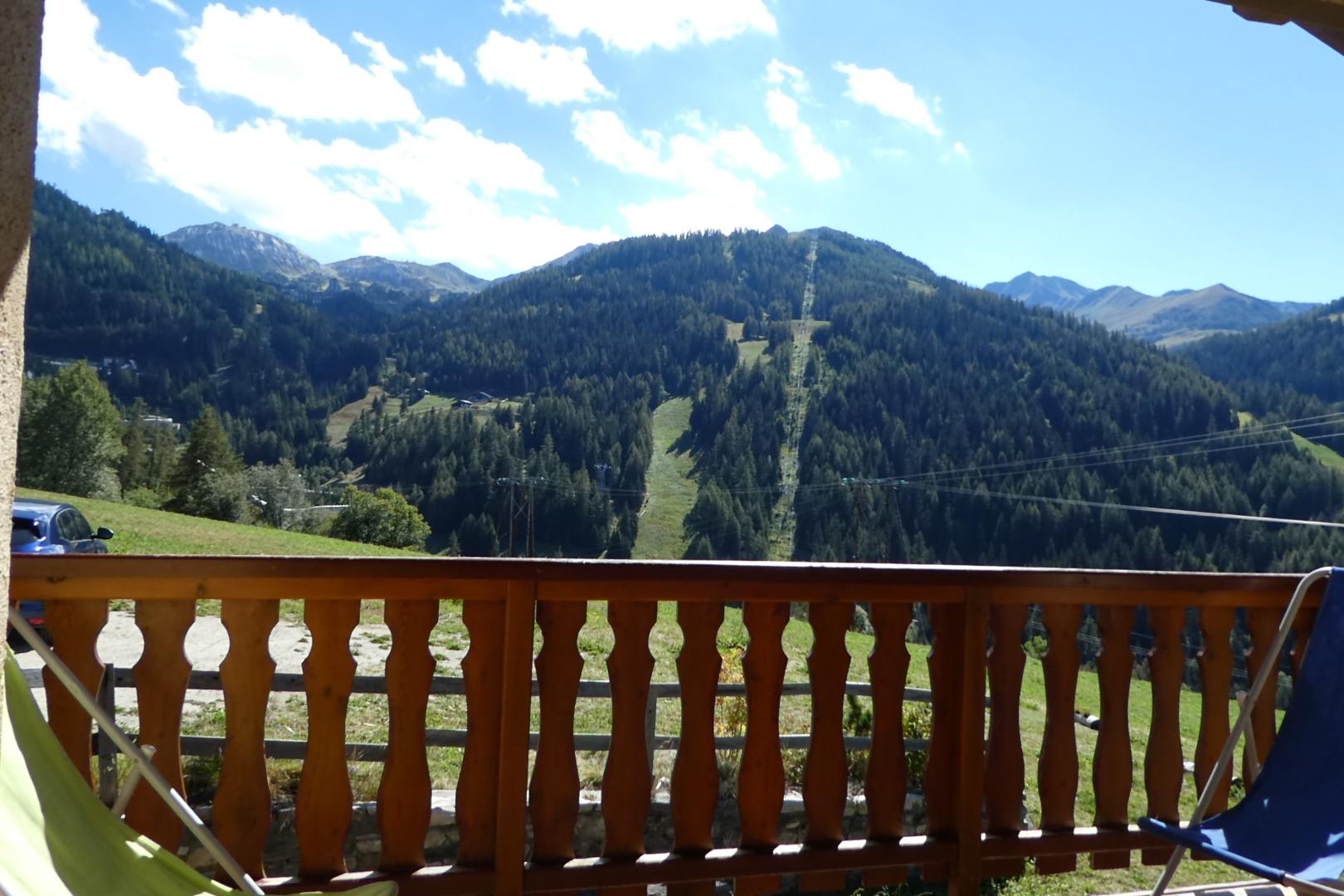 Vue de la terrasse : piste de bob et remontée mécanique pour accès à La Plagne