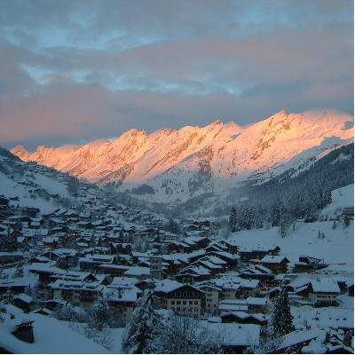Vue depuis le duplex avec coucher de soleil sur la chaîne des Aravis
