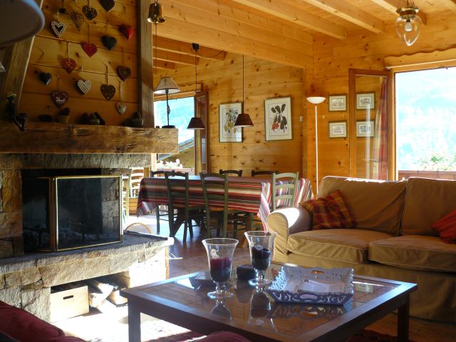 UNE VUE DU SALON , grande pièce de 80m2 ; entièrement ouverte sur la cuisine , avec un accès  direct sur terrasse et jardin.