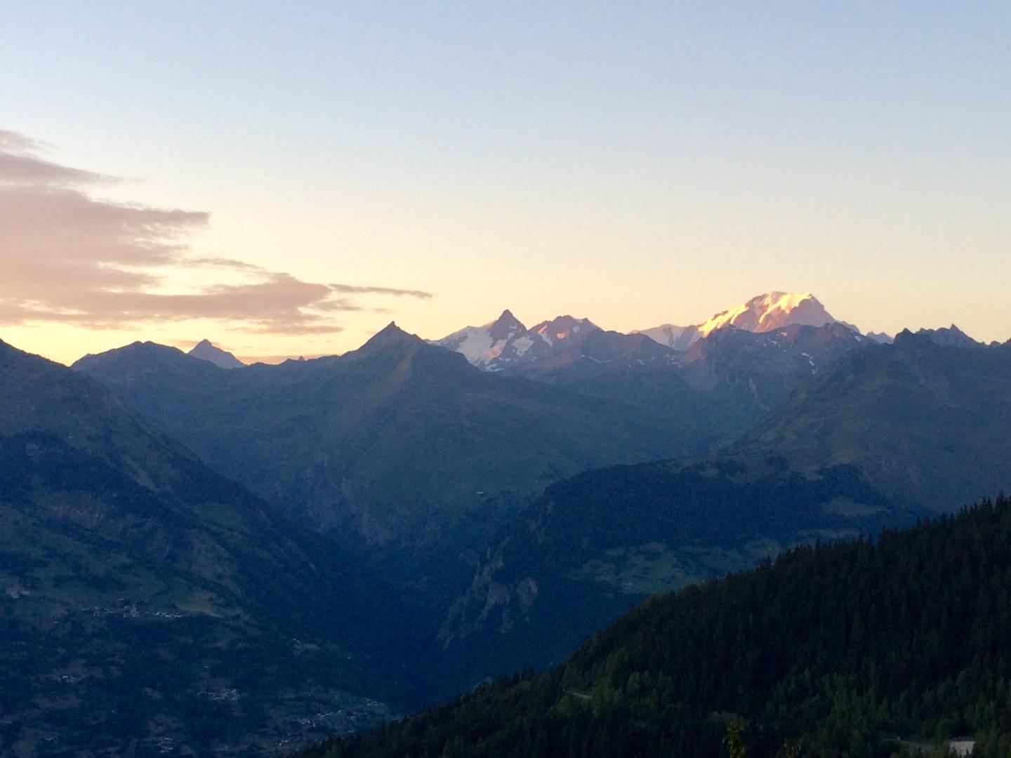DEPUIS LE BALCON, COUCHER DE SOLEIL SUR LE MONT BLANC