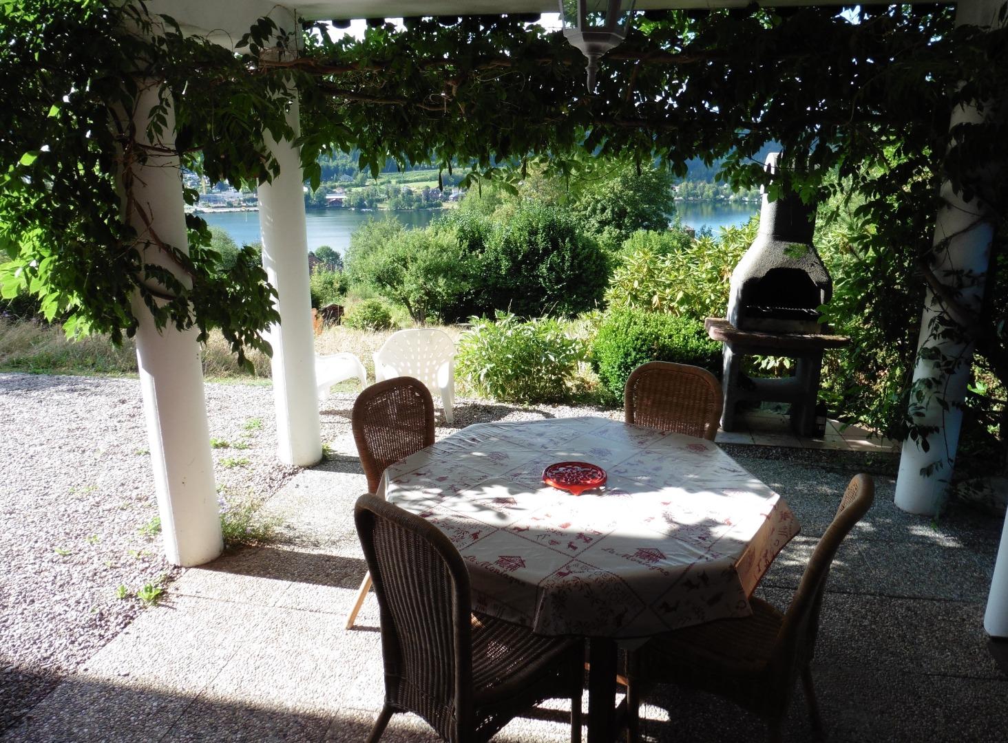 LES CHOQUESSES gite plein sud "VUE IMPRENABLE SUR LE LAC"