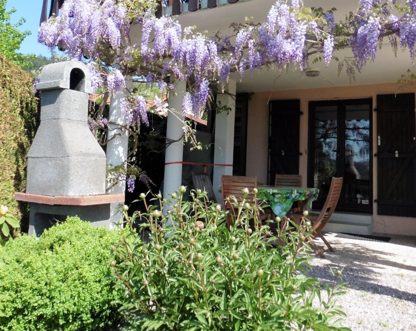 LES CHOQUESSES gite plein sud "VUE IMPRENABLE SUR LE LAC"