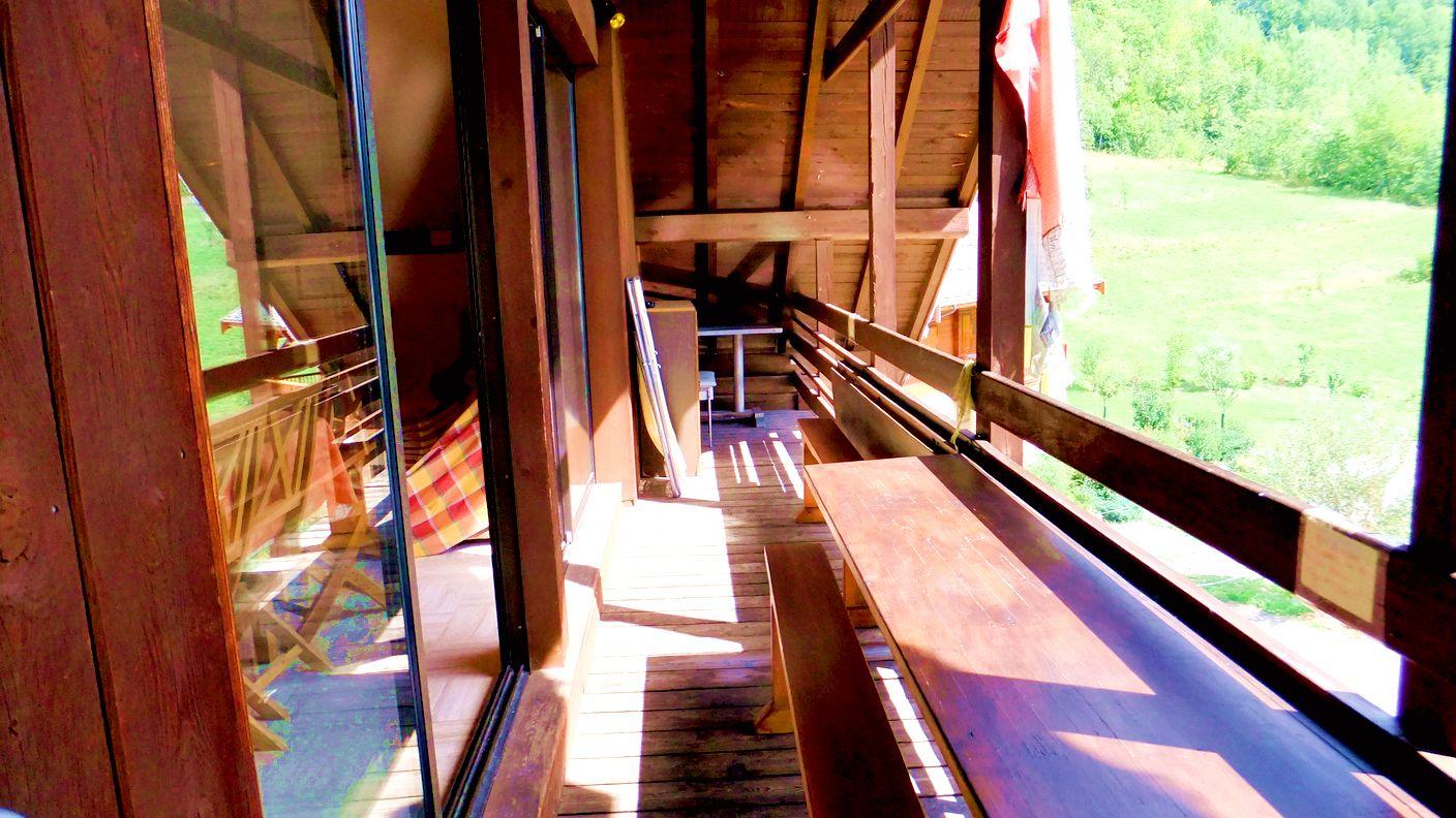 Balcon coté sud avec vue sur le village et les pistes de ski.