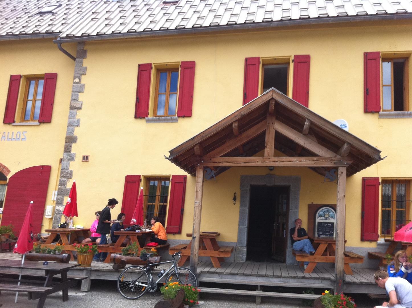 Le refuge du col d'Allos, une halte appréciée pour ses gourmandises et ses repas aux chandelles le soir...