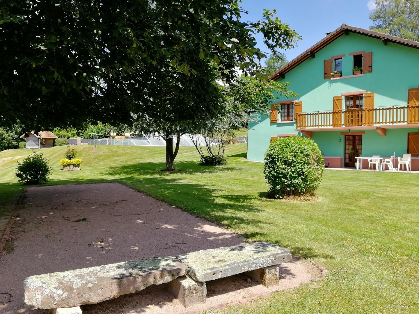Nid Douillet -CHEMINEE et descente luge sur place - HAMMAM - balnéo PÉTANQUE - TENNIS - QUILLES - animaux - jardin - JEUX - proche Gérardmer la Bresse Ventron aux portes de l'Alsace.  PISCINE de mi mai à fin septembre 