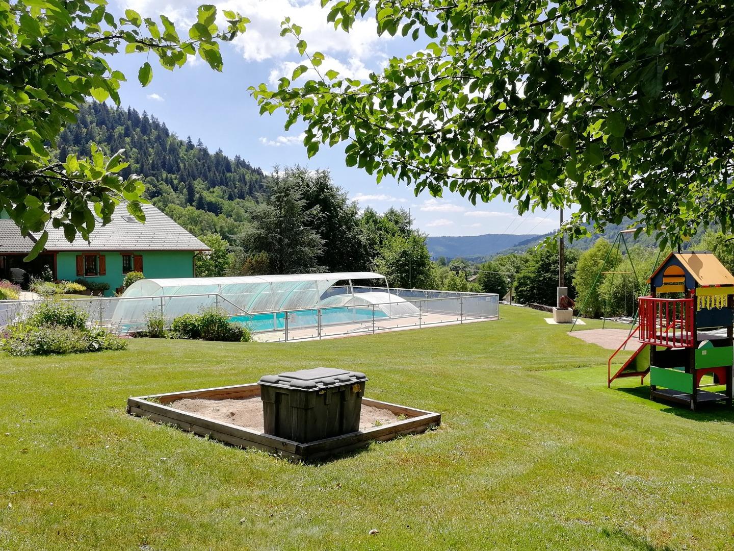 Nid Douillet -CHEMINEE et descente luge sur place - HAMMAM - balnéo PÉTANQUE - TENNIS - QUILLES - animaux - jardin - JEUX - proche Gérardmer la Bresse Ventron aux portes de l'Alsace.  PISCINE de mi mai à fin septembre 