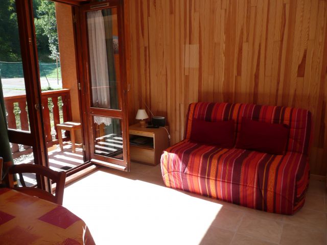 Séjour 16m2 bien ensoleillé  : canapé-lit rapido 140cm pour 2 personnes, couette, oreillers 65x65, protège literie. Grand placard, tables de nuit. Convecteur électrique radiant.
Balcon exposition Est, vue dégagée sur piste de luge ou Pump-Track en été.