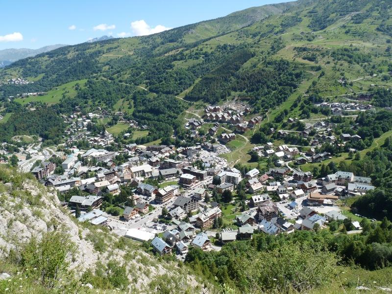 VALLOIRE en Maurienne : station VELO et VTT dans "le plus grand domaine skiable au monde". Les grands cols de prestige (Iseran, Madeleine, Galibier) accessibles depuis Valloire. 
Nombreuses activités : via ferrata, escalade, randonnées, accrobranche, pêc