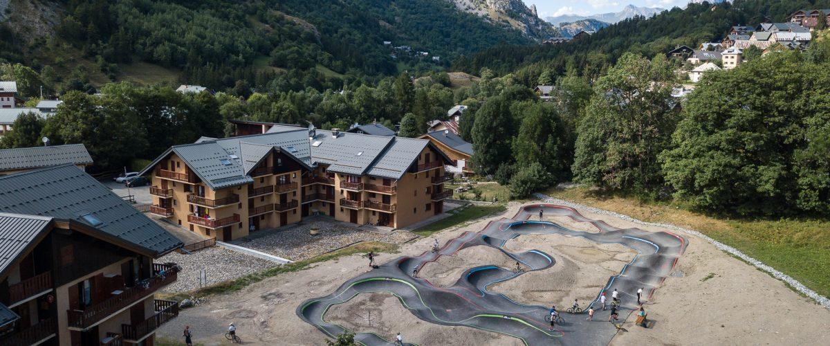 Devant le studio : circuit PUMP-TRACK gratuit (pour vélos uniquement, fermé le soir) 