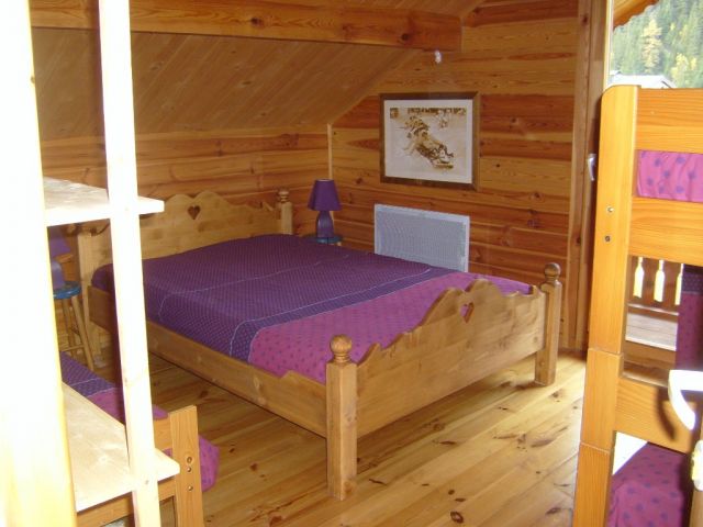 2ème chambre un lit 2 personnes, un lit une personne et 2 lits superposés une personne