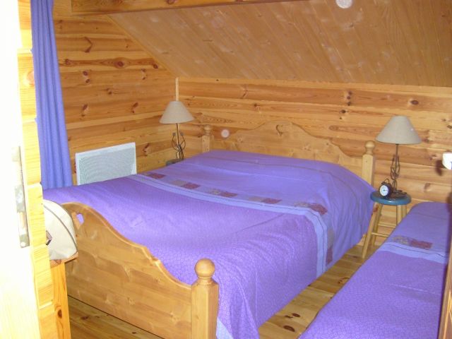 3ème chambre un lit 2 personnes et un lit une personne