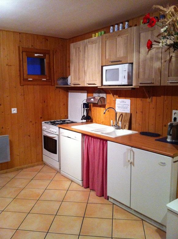 cuisine équipée (lave vaisselle, micro-onde, four electrique, plaque avec 3 feux gaz et un électrique, frigidaire-congélateur