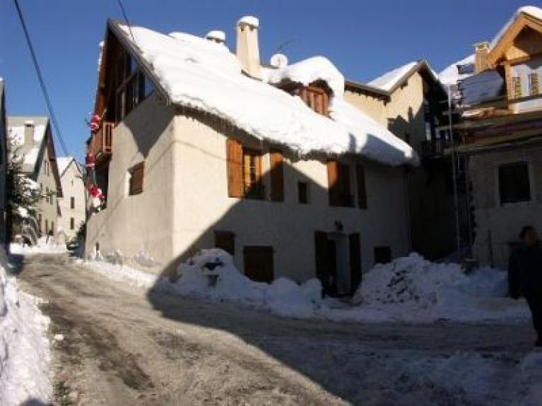 façade est : au premier les fenêtres de la salle à manger et de la chambre bleue
