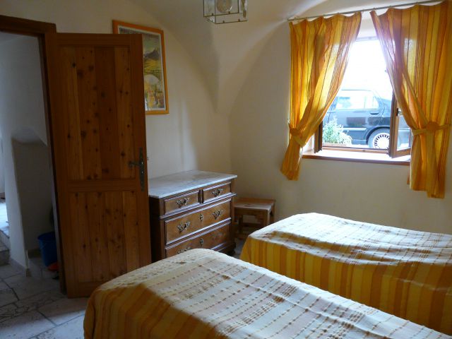 Une des deux chambres exposées Est (soleil le matin ) et disposant d'une salle de douches attenante.