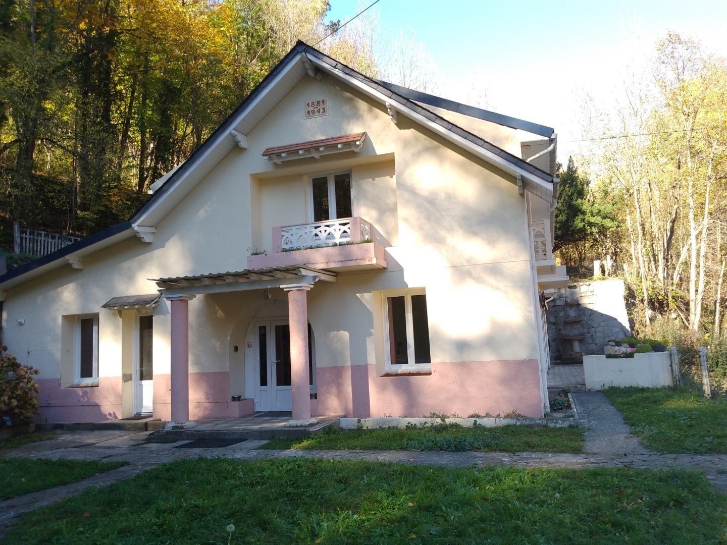 le chalet l'été avec une partie du jardin