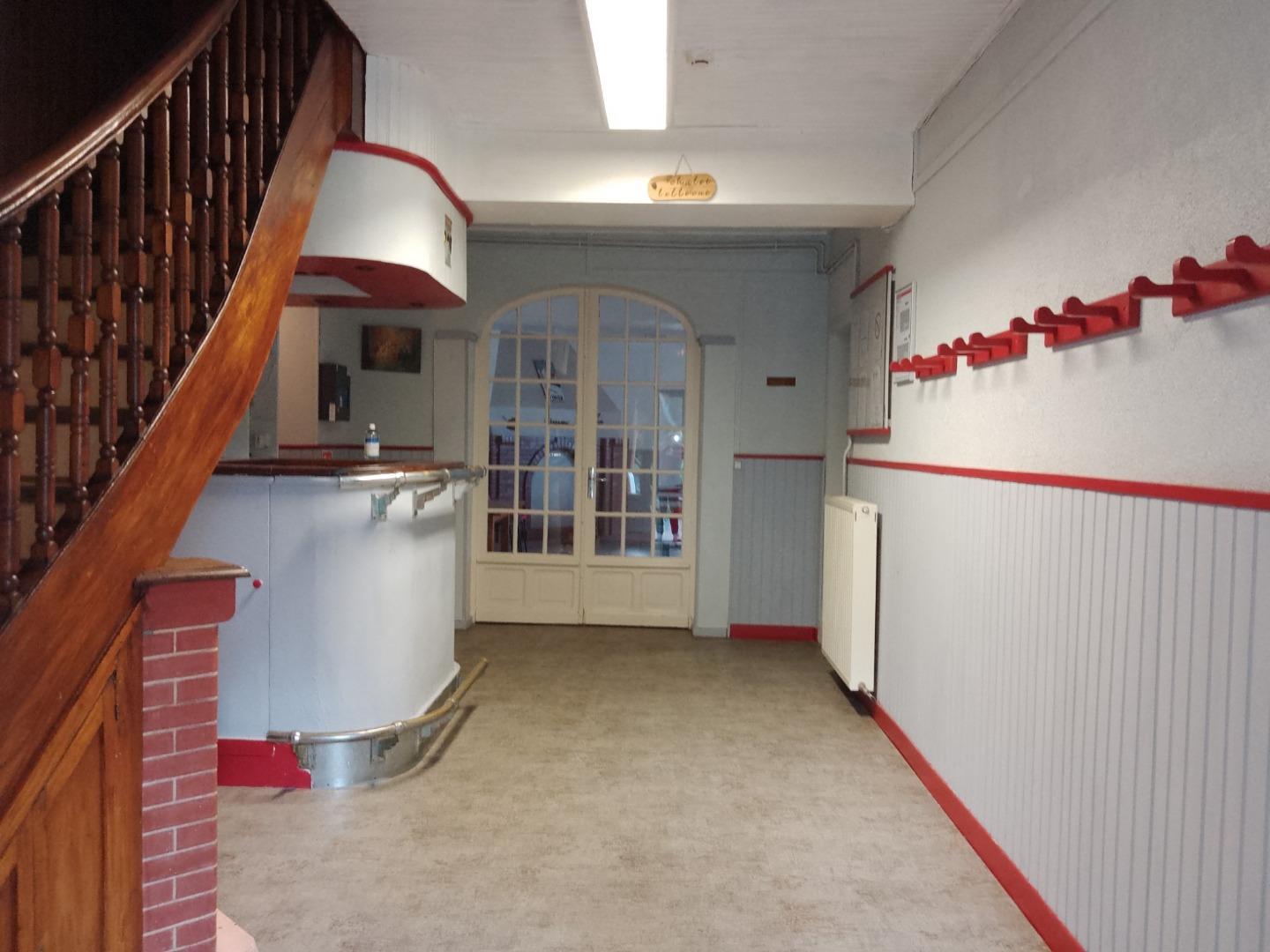 L'entrée du chalet, son escalier et son bar.