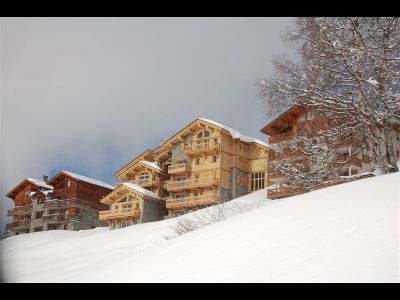 VUE AVAL DU CHALET, L'APPARTEMENT EN TRIPLEX SE SITUE DANS LA POINTE DE DROITE TOUT EN HAUT