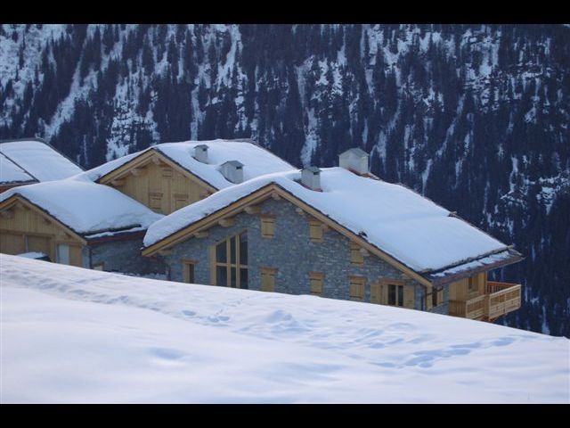 VUE AMONT DU CHALET, L'APPARTEMENT SE SITUE DANS LA POINTE DU MILIEU (VOLETS FERMES SUR LA PHOTO) ACCES DE PLEIN PIED PAR RAPPORT AU NIVEAU D'ENTREE