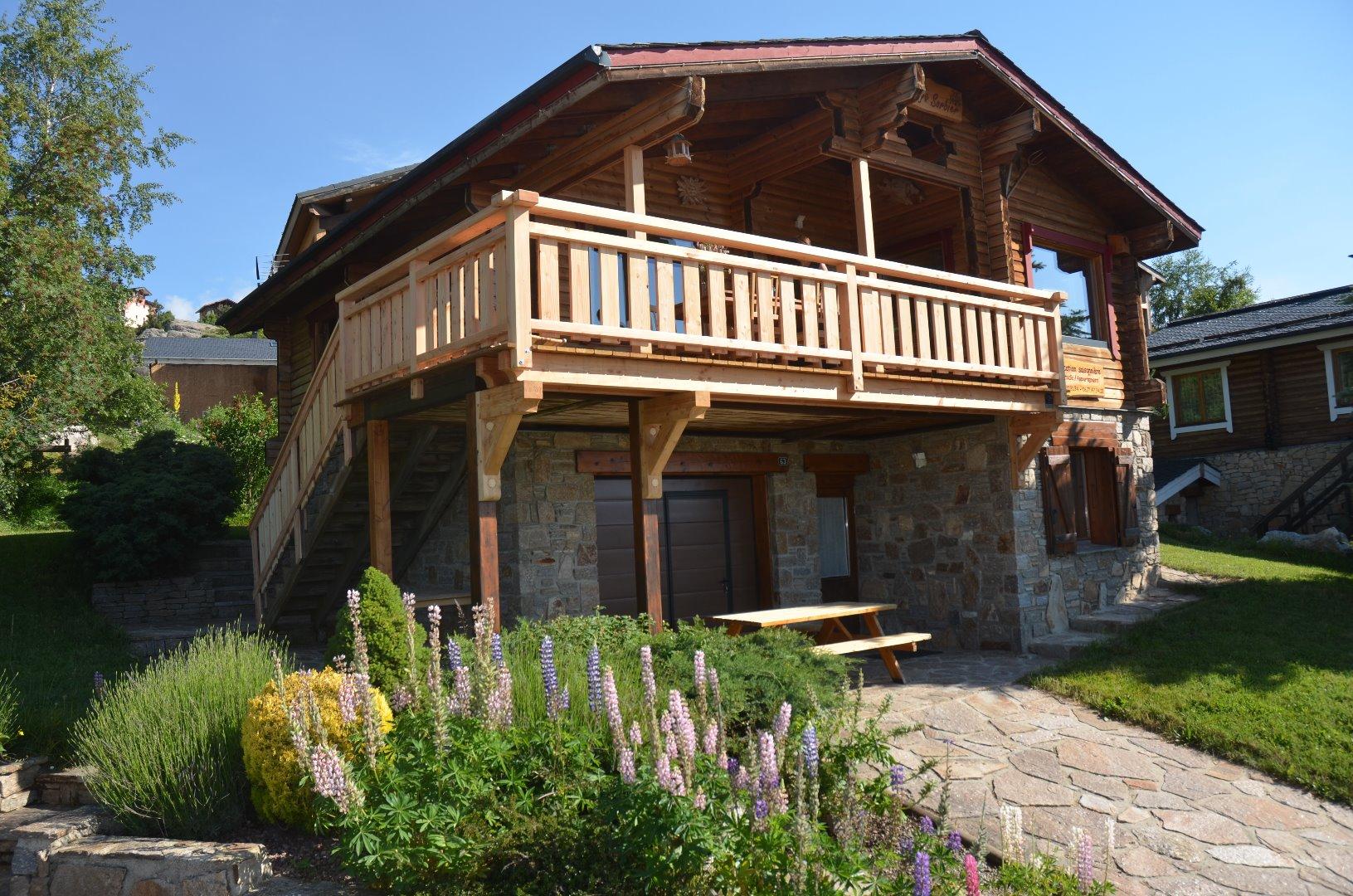 Notre chalet exposé plein sud, situé à 1650 m d'altitude est ouvert sur les pâturages et bénéficie d'un ensoleillement exceptionnel. 
Classé 3 étoiles en Meublé de tourisme, depuis 2016.