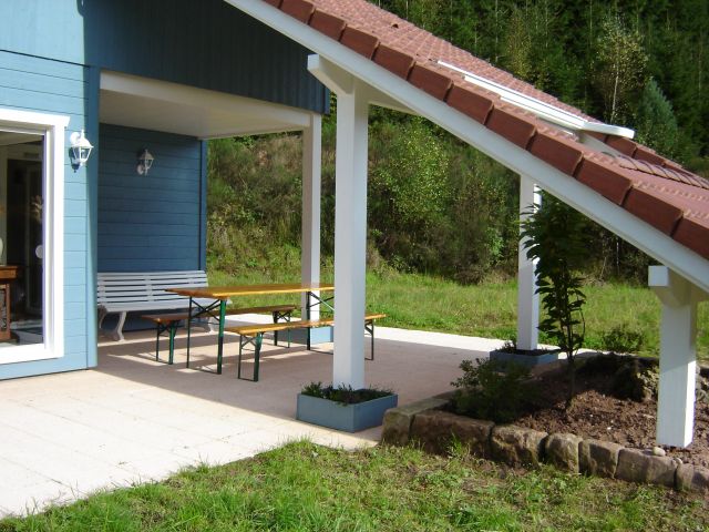 le chalet bleu en bois moderne au milieu de la forêt sur 6 hectares
