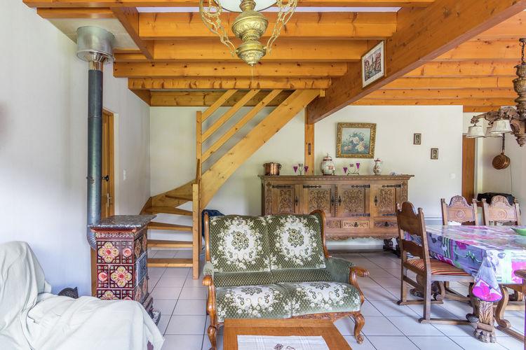 le chalet bleu en bois moderne au milieu de la forêt sur 6 hectares