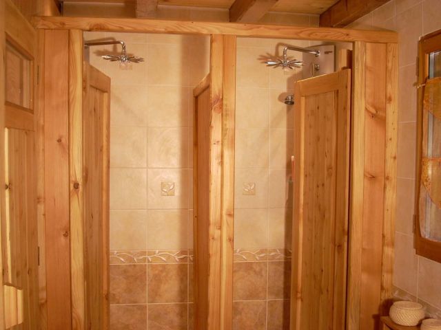 6 chambres, 3 SDB, cheminée, sauna, navette.