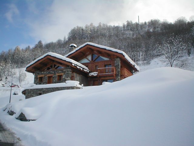 6 chambres, 3 SDB, cheminée, sauna, navette.