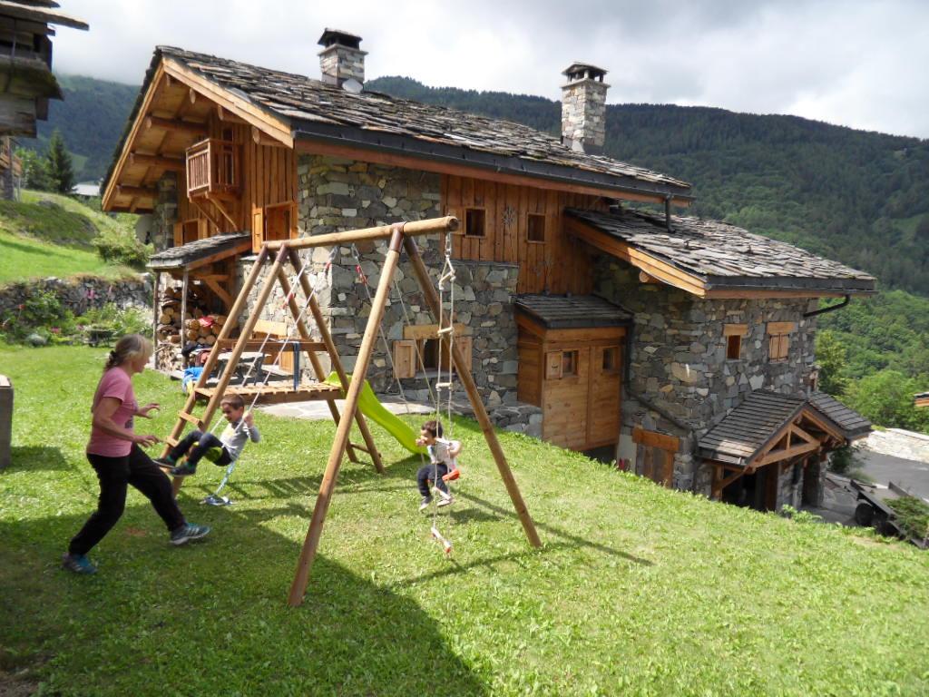 6 chambres, 3 SDB, cheminée, sauna, navette.