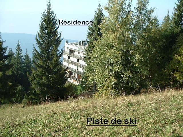 Accès aux pistes possible depuis l'arrière du batiment