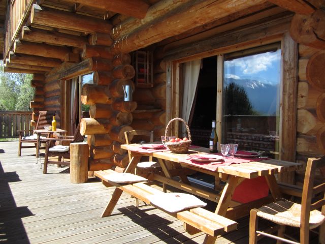 PROFITEZ !!
de la Grande terrasse pour apéritifs et repas joyeux face à la chaîne des Pyrénées ...C'est la CONVIVIALITE !