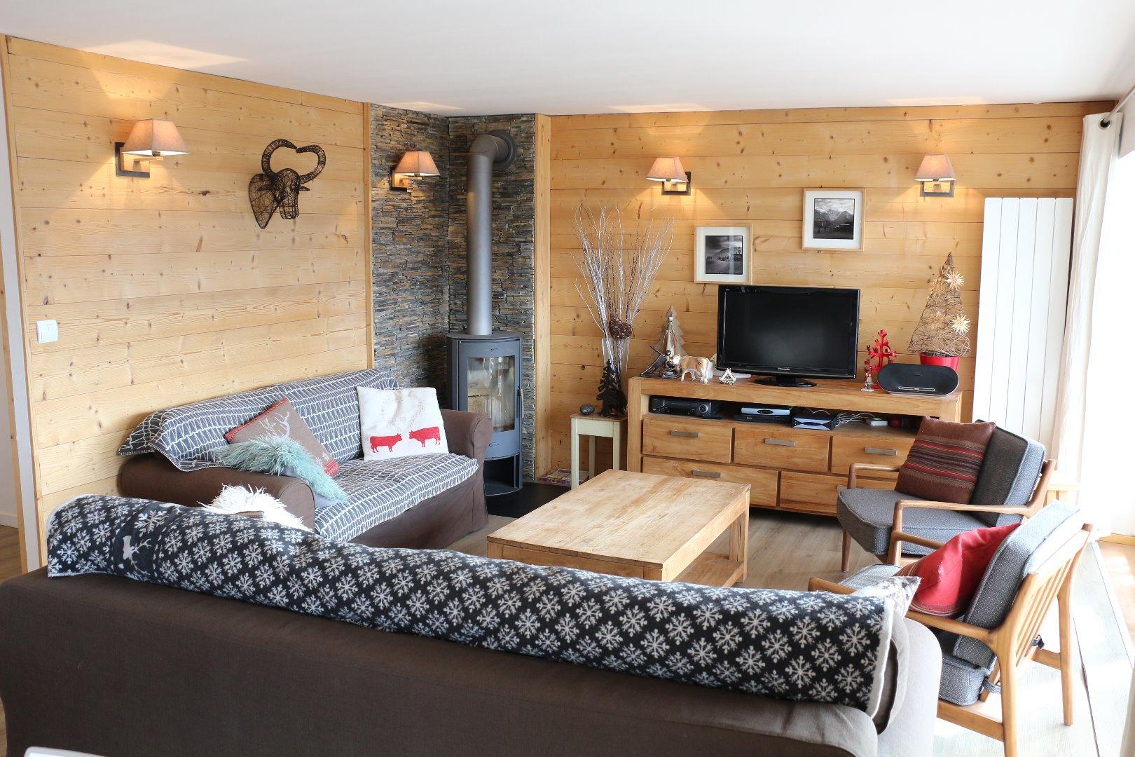Le salon avec son poèle à bois