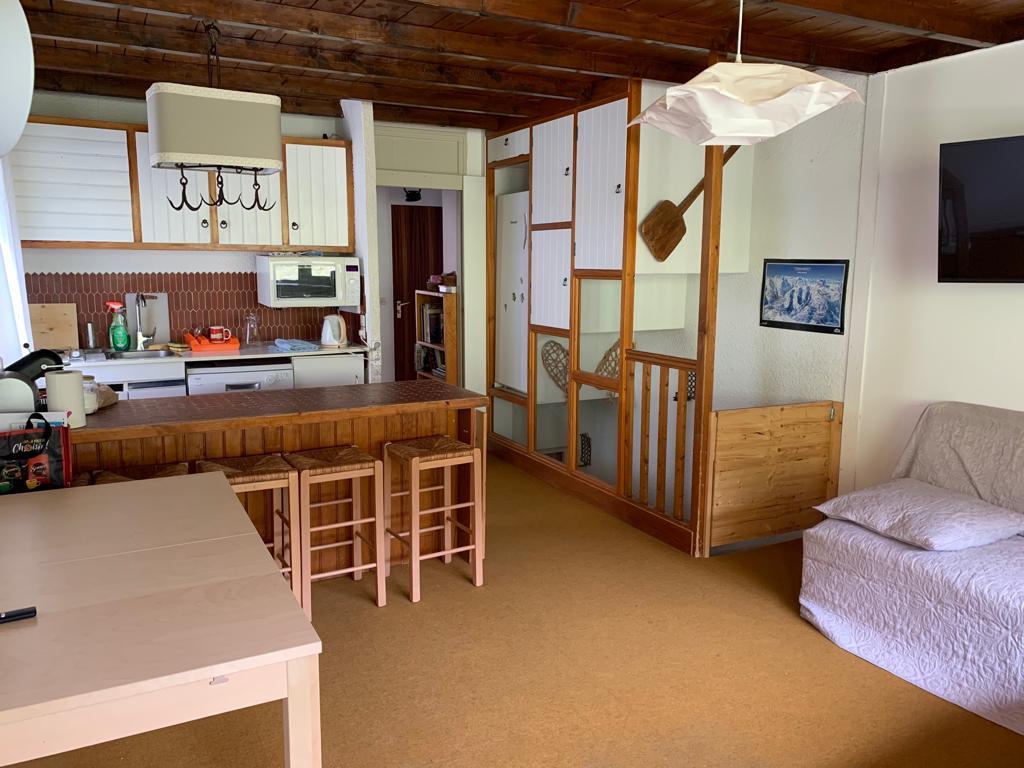 Appartement du haut : pièce principale avec cuisine ouverte. 
(Le portillon en bois visible à droite ferme l'escalier qui relie les 2 appartements pour assurer la sécurité des enfants)