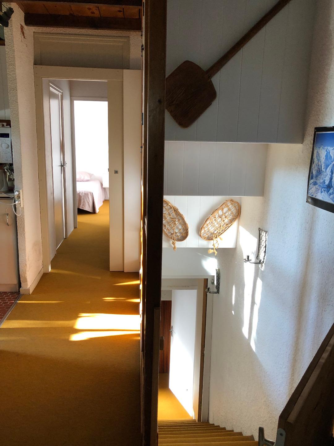 Appartement du haut : vue de l'escalier qui relie les 2 appartements (une barrière de protection est installée en haut pour protéger les enfants des chutes)