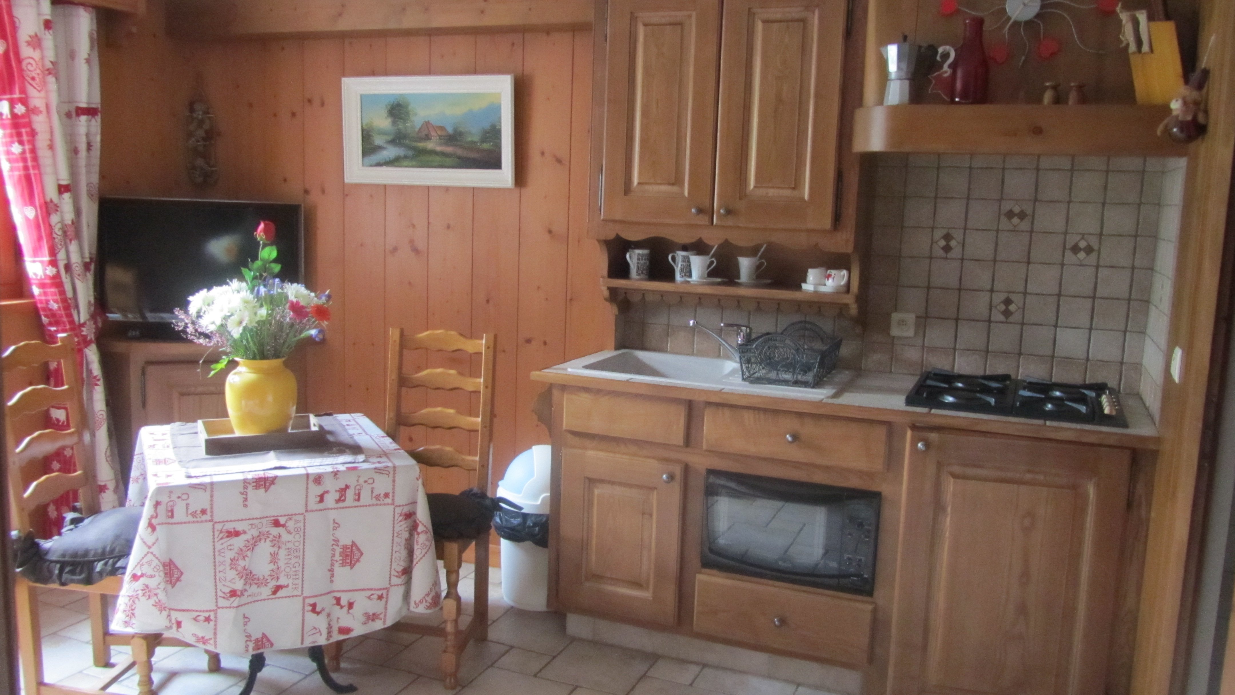 bas de chalet tout confort jardin  chaise     bon plan  2 pers   lit fait   