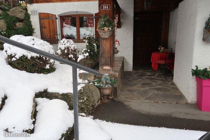 bas de chalet tout confort jardin  chaise     bon plan  2 pers   lit fait   