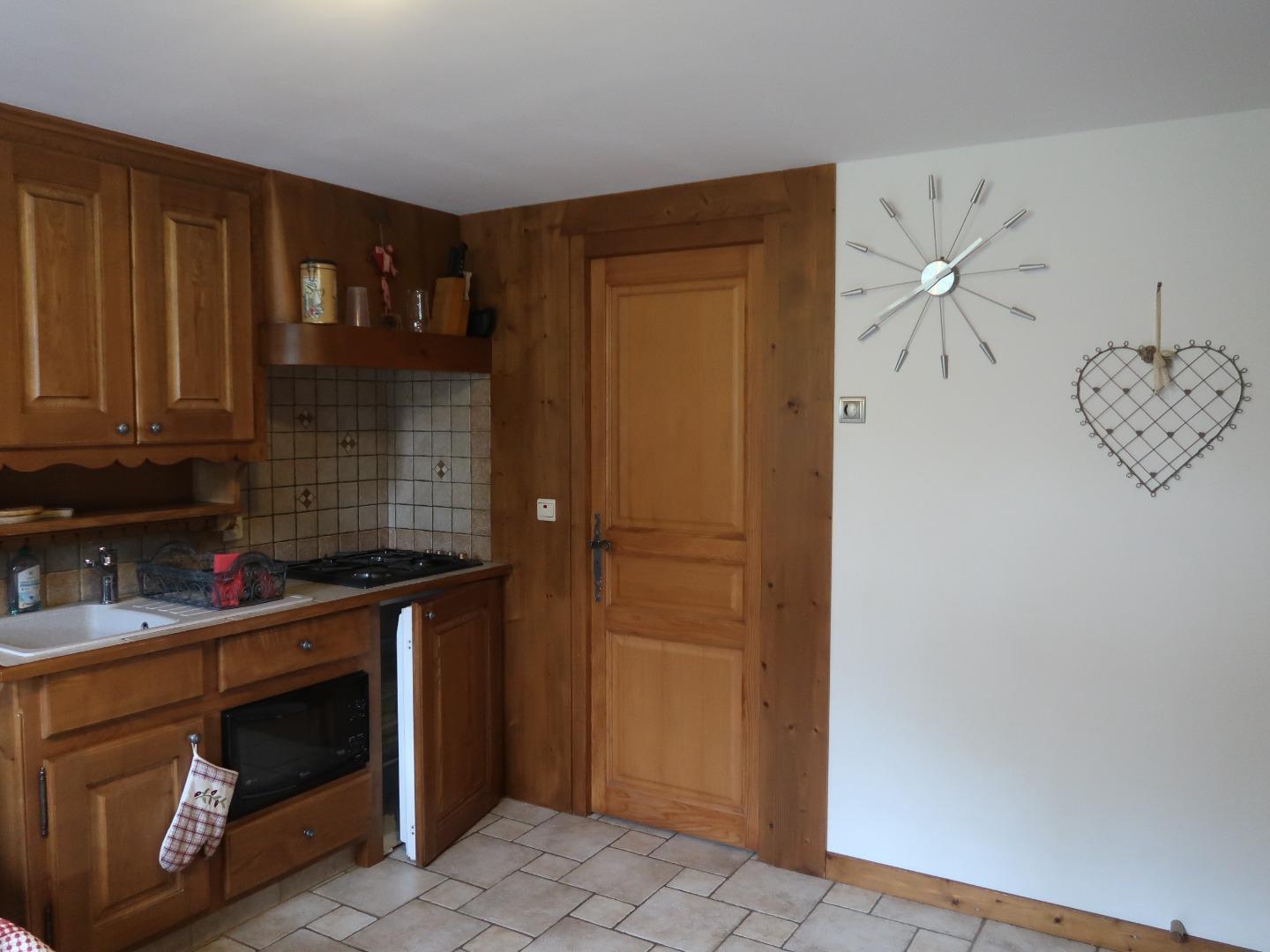 bas de chalet tout confort jardin  chaise     bon plan  2 pers   lit fait   
