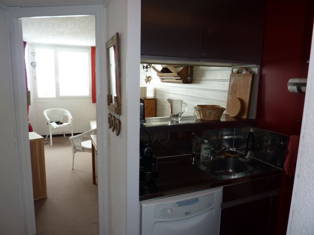 accès à séjour et à kitchenette coté gauche:lave vaisselle, évier, grille pain, expresso et cafetière, rangements
