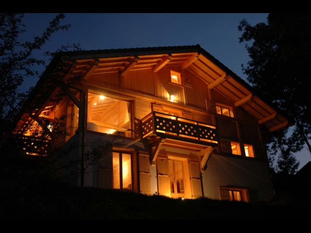 Chalet grand massif : grand chalet au départ des pistes de ski en savoie