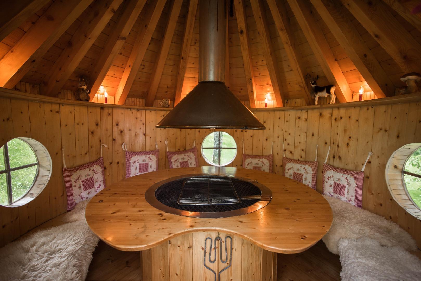 Intérieur du tipi (kota finlandais) d'une capacité de 8 à 10 personnes