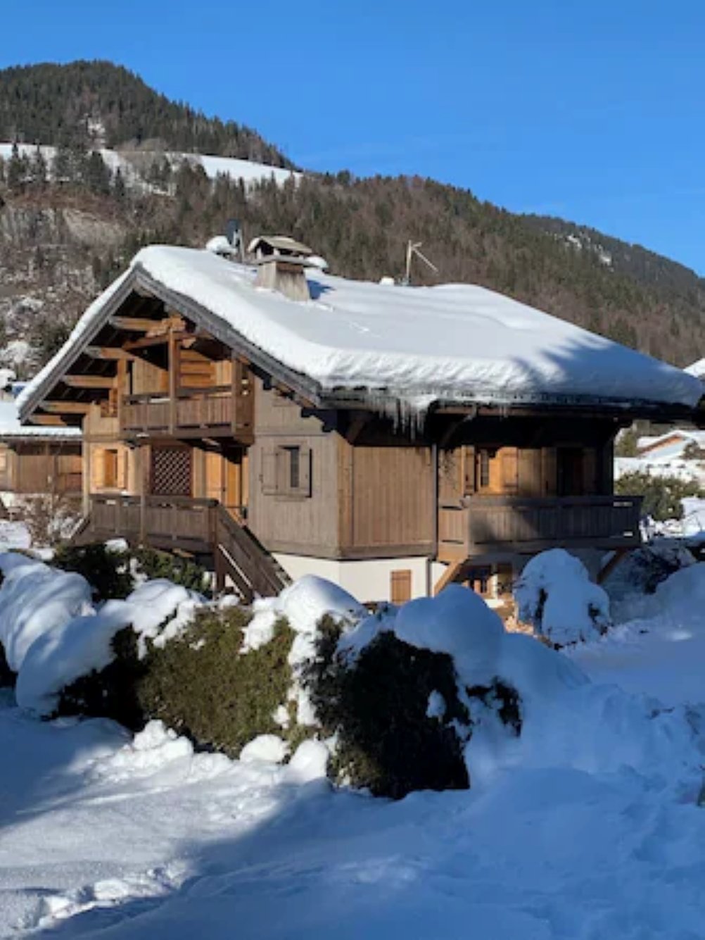 CHALET AVEC SAUNA ET PROXIMITÉ PISTES  / LOCATION A LA SAISON POSSIBLE