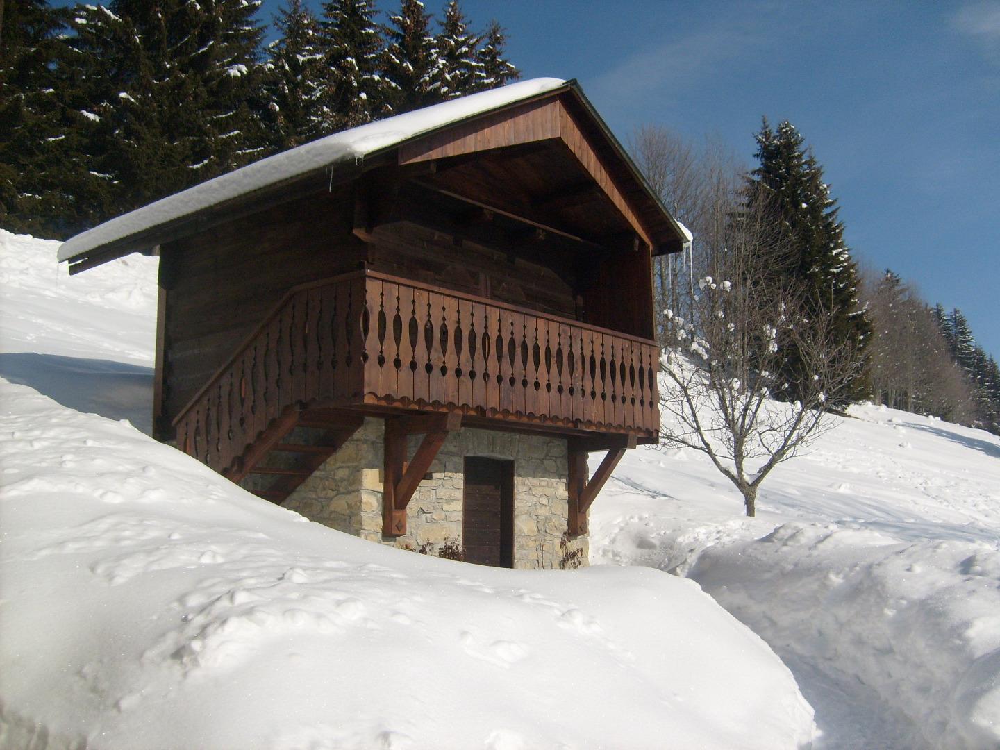 Mazot (dépendance pour le rangement des skis, VTT, ...)
