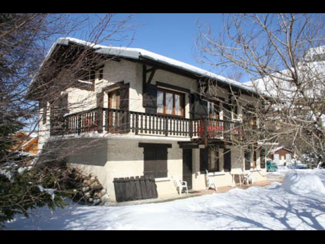 location en chalet au calme complètement rénové cet automne 2011  , capacité 7/8 pers , 2 chambres 2 salles d'eau et 2 w;c, sejour salon cuisine Canapé lit 2 places parking privé ,départ et retour  skis aux pieds. Chalet habité par la propriétaire .