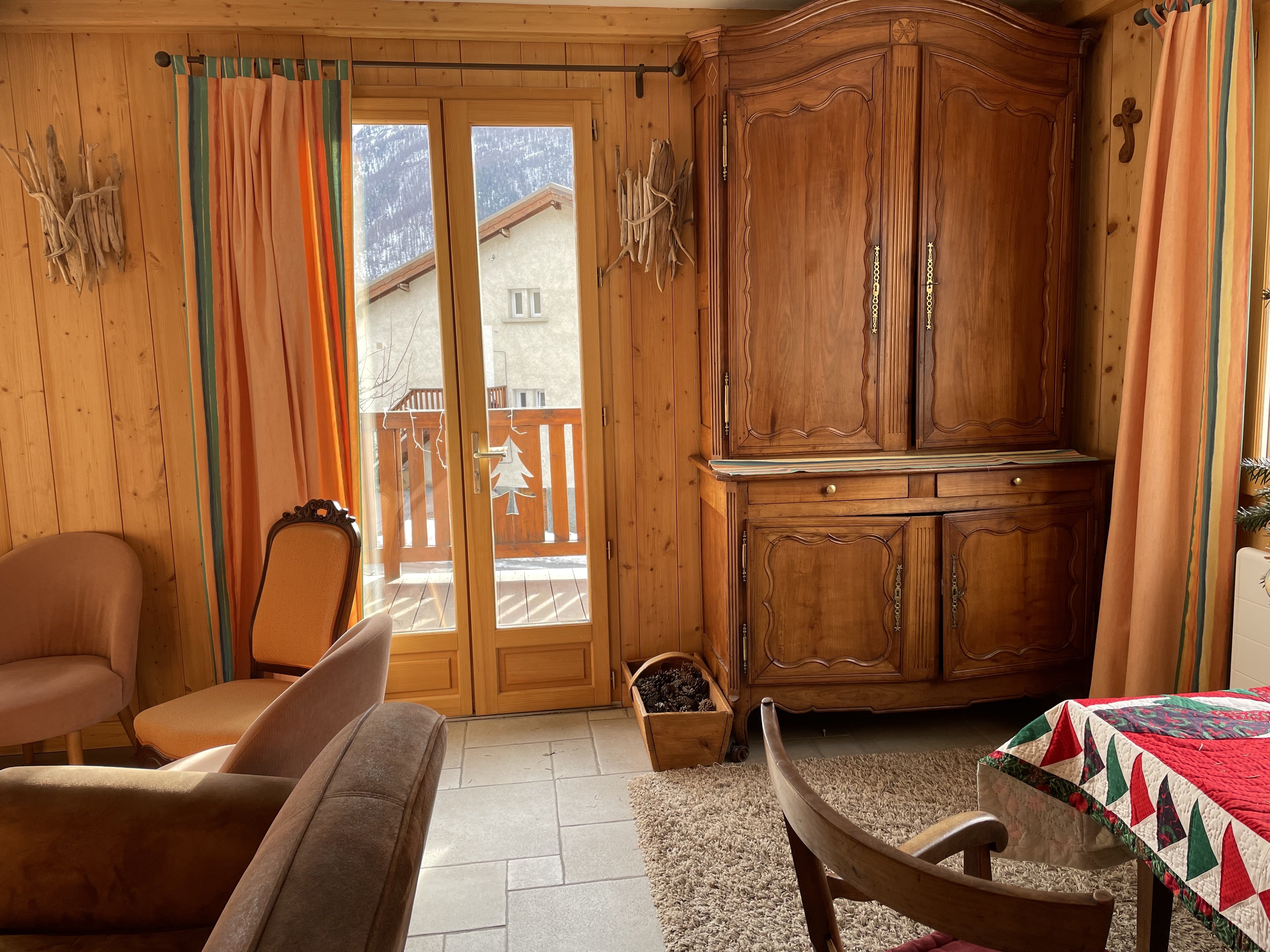 Au Laurau, le ski sans voiture dans une grande maison comme chez vous