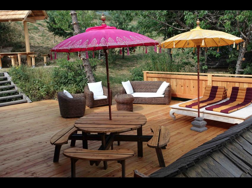 Terrasse 60m2 avec table ronde 8 places (possibilité table de 8 places supplémentaires) et salon balinais. Larges balcons tout autour du chalet avec hamacs et chaises longues.