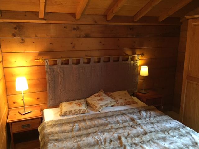 CHAMBRE DOUBLE AU PREMIER ETAGE , LAVABO DANS LA CHAMBRE , SALLE DE DOUCHE PROCHE , FENETRE AVEC JOLIE VUE SUR MONTAGNES